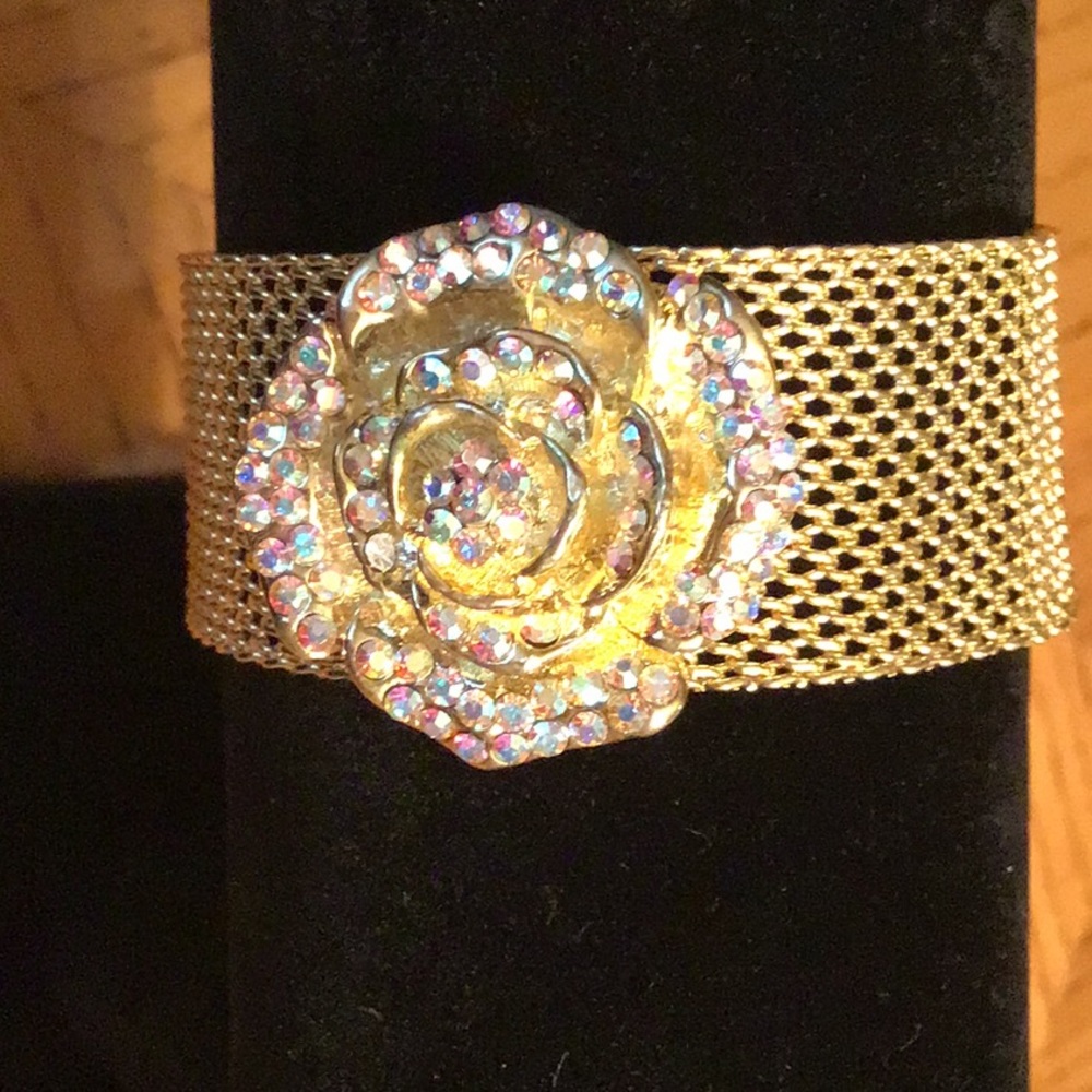 Vintage gold tone bracelet with crystal flower